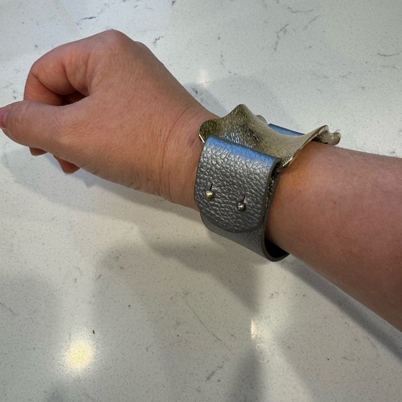 Cuff bracelet Modern faux leather and gold - Picture 8 of 11